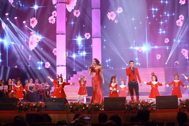 Không khí ấm áp của lễ Giáng sinh ngập tràn trong suốt đêm diễn