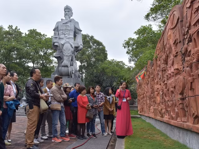 Du khách thăm quan di tích danh thắng An Phụ, nơi có tượng đài Hưng Đạo Đại Vương Trần Quốc Tuấn bằng đá xanh lớn nhất Việt Nam. 