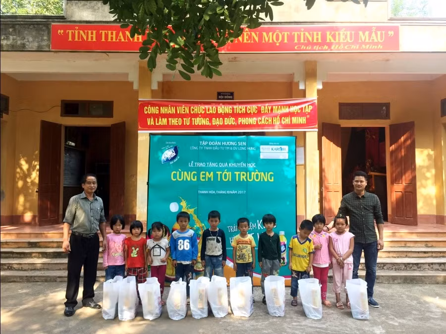 Cùng em tới trường trao gửi hàng ngàn suất quà trong năm 2017