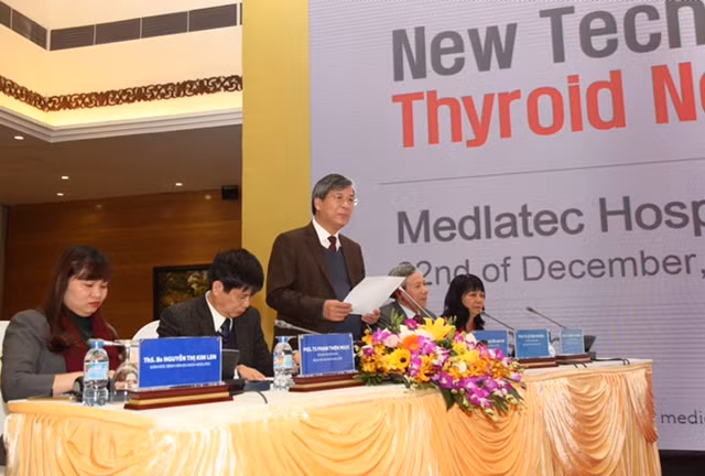 Các đại biểu tham luận tại hội thảo