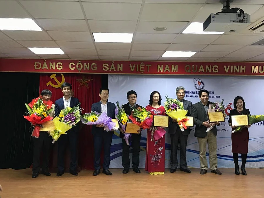 Đại diện các sự kiện KH&CN nổi bật 2017 được tôn vinh tại buổi lễ công bố.