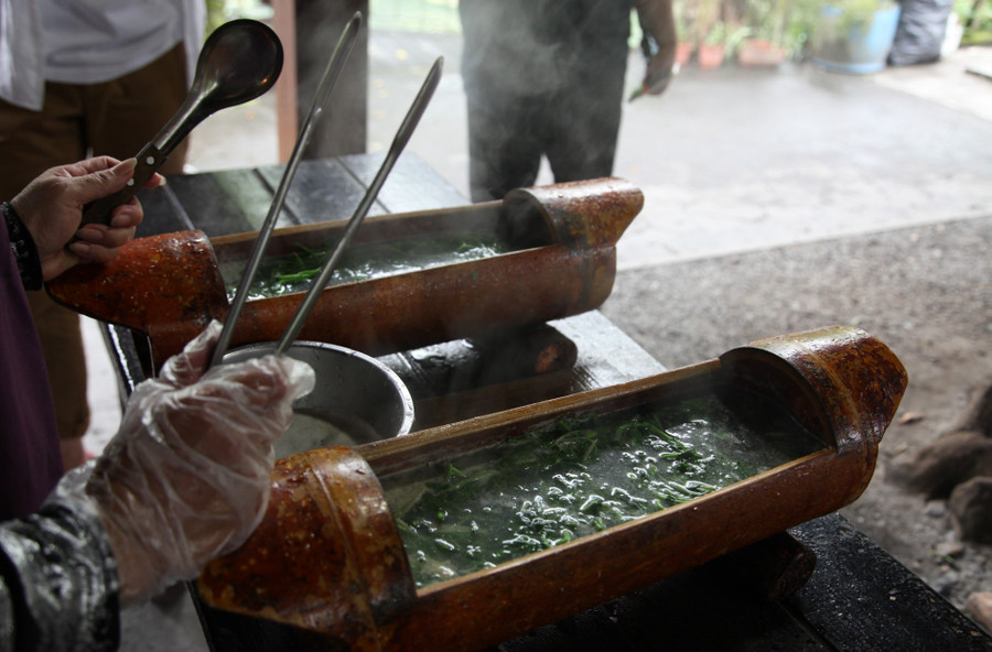 Ngoài ra, du khách còn được nếm nhiều loại thảo mộc hoang dã, độc đáo, ngon miệng, bao gồm đậu triều, cần tây nước, lá trầu, gạo gesian… Thông qua các phương pháp nấu nướng khéo léo của phụ nữ Ami, mỗi loại thảo mộc hoang dã này được biến đổi thành những món ăn độc đáo và ngon miệng.