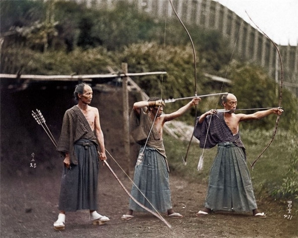 Các chiến binh Samurai đang tập bắn cung, 1860. Các chiến binh Samurai đang tập bắn cung, 1860.