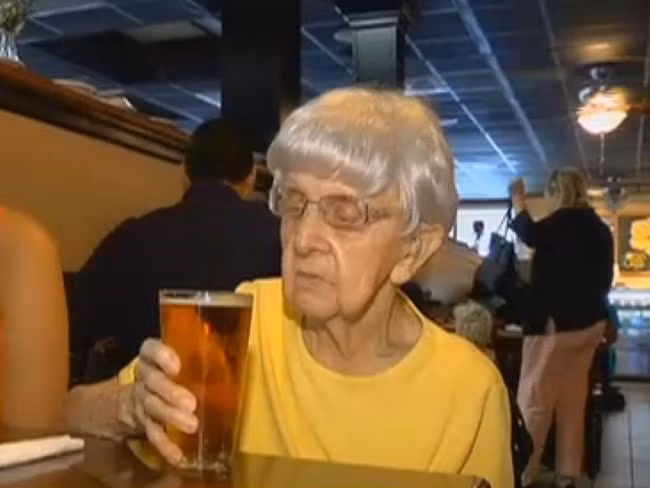 Cụ bà 103 tuổi sống khỏe re nhờ uống bia mỗi ngày - Ảnh 2.