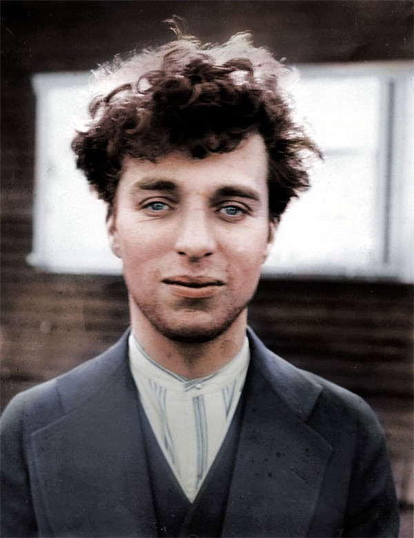 Charlie Chaplin lúc 27 tuổi, năm 1916. Charlie Chaplin lúc 27 tuổi, năm 1916.