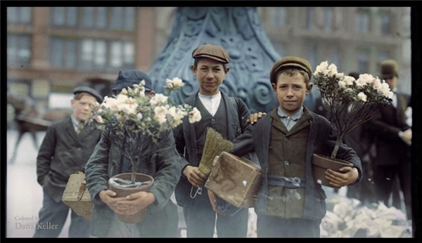 Những cậu bé đi mua hoa vào năm 1908. Những cậu bé đi mua hoa vào năm 1908.