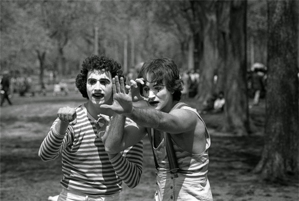 Chàng diễn viên khi đó còn vô danh Robin Williams (phải) đang biểu diễn tại công viên Central Park, New York, năm 1974. Chàng diễn viên khi đó còn vô danh Robin Williams (phải) đang biểu diễn tại công viên Central Park, New York, năm 1974.