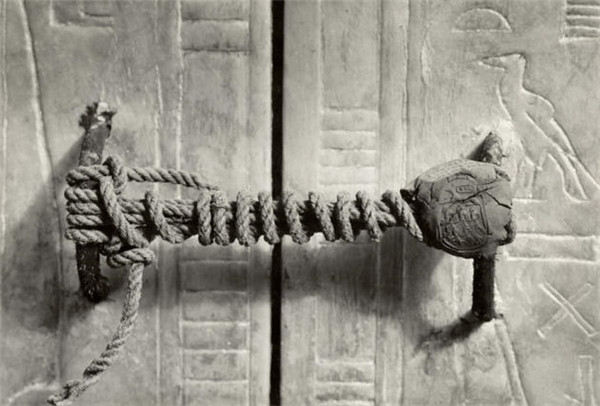 Dấu triện khóa kín hầm mộ vua Tutankhamun sau 3.245 năm ngủ yên trong lòng đất. Hình ảnh được chụp năm 1922. Dấu triện khóa kín hầm mộ vua Tutankhamun sau 3.245 năm ngủ yên trong lòng đất. Hình ảnh được chụp năm 1922.