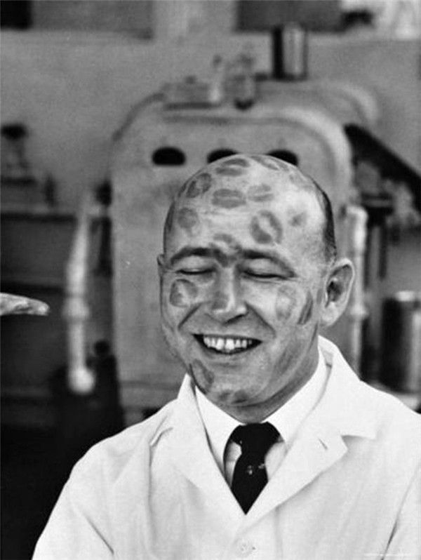 Một người đàn ông làm mẫu cho một loại son mới ra mắt năm 1950. Vào thời đó, những người đàn ông hói đầu thường được các công ty sản xuất son môi lớn thuê làm mẫu thử son như thế này. Một người đàn ông làm mẫu cho một loại son mới ra mắt năm 1950. Vào thời đó, những người đàn ông hói đầu thường được các công ty sản xuất son môi lớn thuê làm mẫu thử son như thế này.