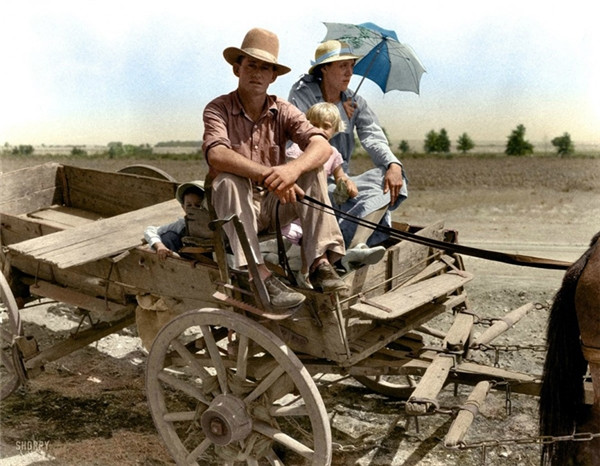 Gia đình một người nông dân trong thời kỳ đại hạn hán lịch sử ở Oklahoma, 1939. Gia đình một người nông dân trong thời kỳ đại hạn hán lịch sử ở Oklahoma, 1939.