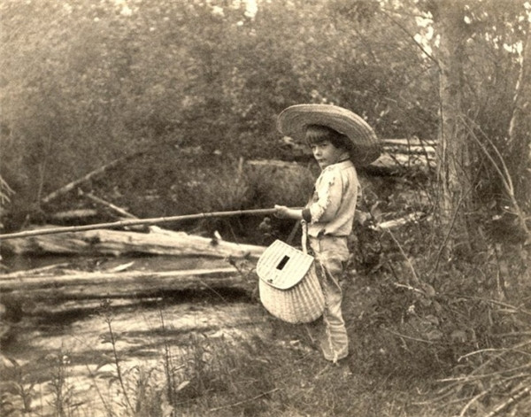 Cậu bé Ernest Hemingway đang câu cá, 1904. Cậu bé Ernest Hemingway đang câu cá, 1904.