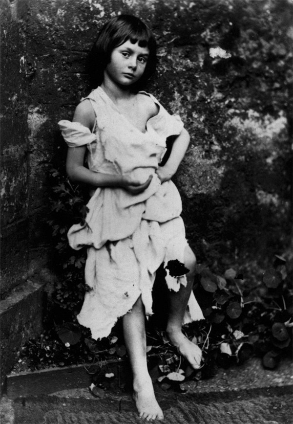 Cô bé này là Alice Liddell, niềm cảm hứng để Lewis Caroll chắp bút cho một trong những cuốn tiểu thuyết nổi tiếng nhất mọi thời đại, Alice’s Adventures in Wonderland. Cô bé này là Alice Liddell, niềm cảm hứng để Lewis Caroll chắp bút cho một trong những cuốn tiểu thuyết nổi tiếng nhất mọi thời đại, Alice’s Adventures in Wonderland.