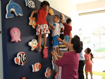 Trao tặng thiết bị đồ chơi ngoài trời cho trường mầm non khu chế xuất