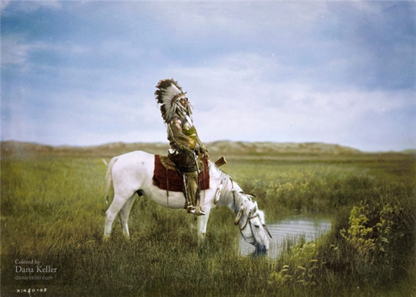 Một thổ dân có tên Chim Ưng Đỏ (Red Hawk) thuộc bộ lạc Oglala Sioux ở Nam Dakota, Mỹ, 1905. Một thổ dân có tên Chim Ưng Đỏ (Red Hawk) thuộc bộ lạc Oglala Sioux ở Nam Dakota, Mỹ, 1905.