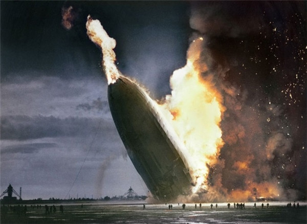 Khinh khí cầu LZ 129 Hindenburg cháy trụi tại Lakehurst, New Jersey, 1937. Khinh khí cầu LZ 129 Hindenburg cháy trụi tại Lakehurst, New Jersey, 1937.