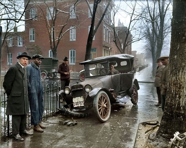 Một vụ tai nạn xe hơi ở Thủ đô Washington, 1921. Một vụ tai nạn xe hơi ở Thủ đô Washington, 1921.