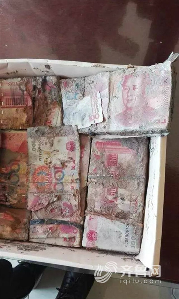 Số tiền bị biến dạng khi chôn sâu dưới lòng đất.