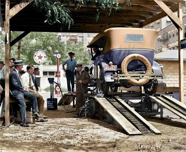 Một trạm xăng ở Thủ đô Washington, 1924. Một trạm xăng ở Thủ đô Washington, 1924.
