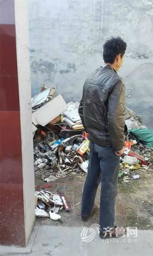 Người đàn ông đáng thương này đã từng cho rằng, với cách làm này, ông vừa có thể giữ được tiền cho riêng mình, lại chẳng lo bị ai phát hiện hay trộm cắp.