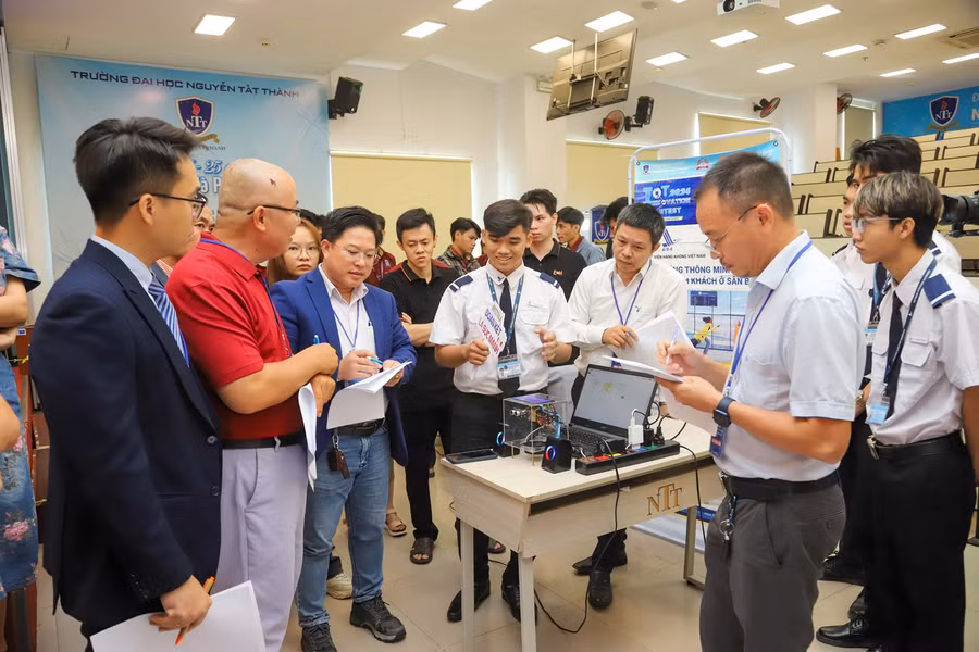 Ban giám khảo cuộc thi đang chấm điểm một dự án tại vòng chung kết