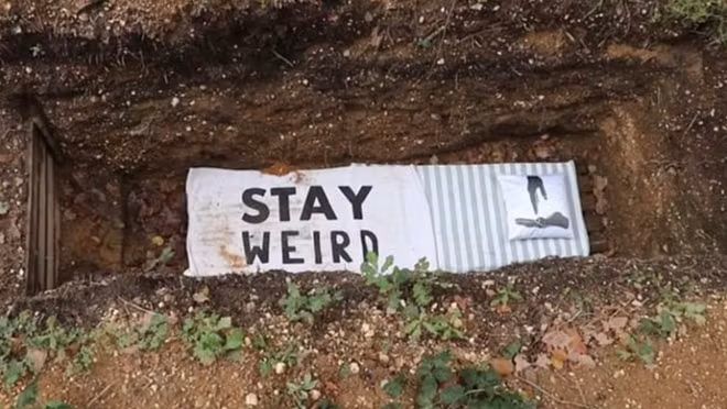 Kỳ lạ hoạt động “tĩnh tâm dưới huyệt mộ” của một trường đại học ảnh 1