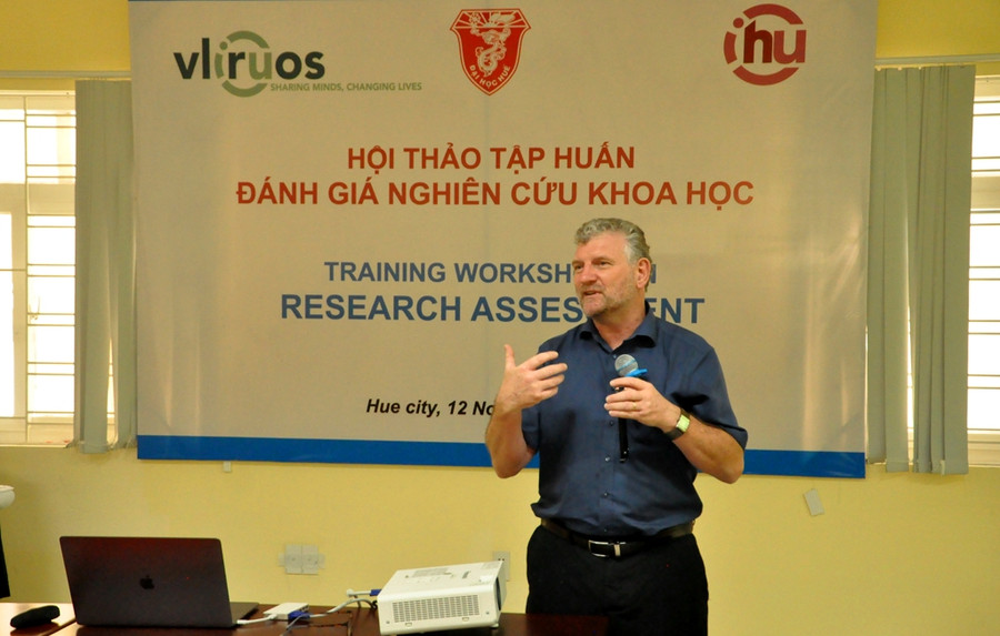 GS.TS. Martin Valcke, chuyên gia đến từ Đại học Ghent, Vương quốc Bỉ chia sẻ tại Hội thảo tập huấn về đánh giá nghiên cứu GS.TS. Martin Valcke, chuyên gia đến từ Đại học Ghent, Vương quốc Bỉ chia sẻ tại Hội thảo tập huấn về đánh giá nghiên cứu