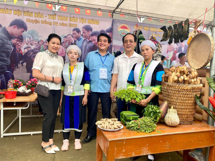 Đến với ngày hội văn hóa-thể thao dân tộc H'Mông tại Bản Tèn du khách sẽ được hòa mình trong không gian nghệ thuật đặc sắc, chiêm ngưỡng cảnh đẹp của núi rừng và thưởng thức những món ăn đặc trưng của đồng bào người dân tộc Mông. Đến với ngày hội văn hóa-thể thao dân tộc H'Mông tại Bản Tèn du khách sẽ được hòa mình trong không gian nghệ thuật đặc sắc, chiêm ngưỡng cảnh đẹp của núi rừng và thưởng thức những món ăn đặc trưng của đồng bào người dân tộc Mông.