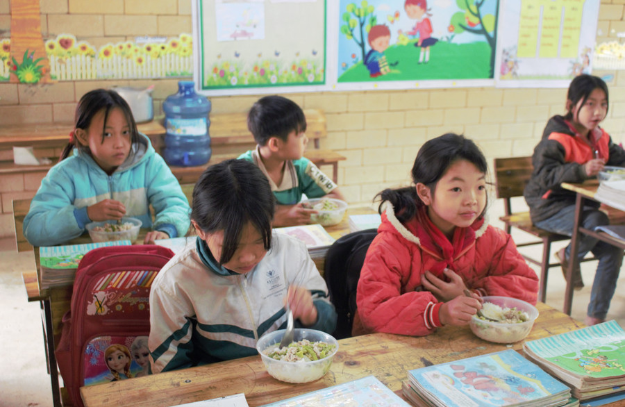 Các nhà trường còn tích cực huy động sự hỗ trợ của cộng đồng, phát động các phong trào ủng hộ quần áo, sách vở, tiền, gạo để hỗ trợ học sinh thuộc diện hộ nghèo, có hoàn cảnh khó khăn đảm bảo yêu cầu đủ ăn, đủ mặc, đủ sách vở cho các em học sinh người DTTS. Các nhà trường còn tích cực huy động sự hỗ trợ của cộng đồng, phát động các phong trào ủng hộ quần áo, sách vở, tiền, gạo để hỗ trợ học sinh thuộc diện hộ nghèo, có hoàn cảnh khó khăn đảm bảo yêu cầu đủ ăn, đủ mặc, đủ sách vở cho các em học sinh người DTTS.