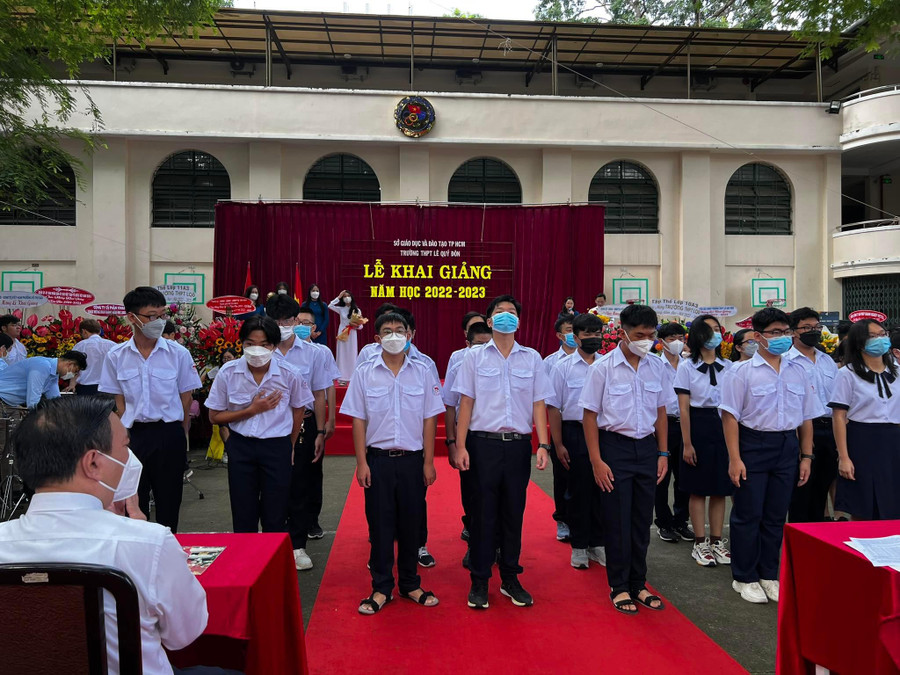 Học sinh lớp 10 chào thầy cô