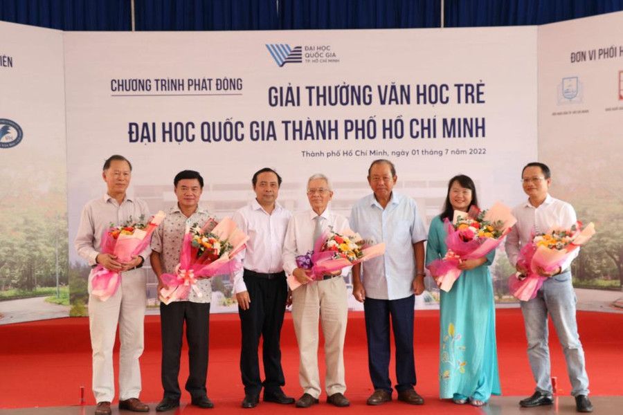 Thành phần Ban giám khảo Cuộc thi "Giải thưởng Văn học trẻ Đại học Quốc gia TP Hồ Chí Minh năm 2022". Thành phần Ban giám khảo Cuộc thi "Giải thưởng Văn học trẻ Đại học Quốc gia TP Hồ Chí Minh năm 2022".