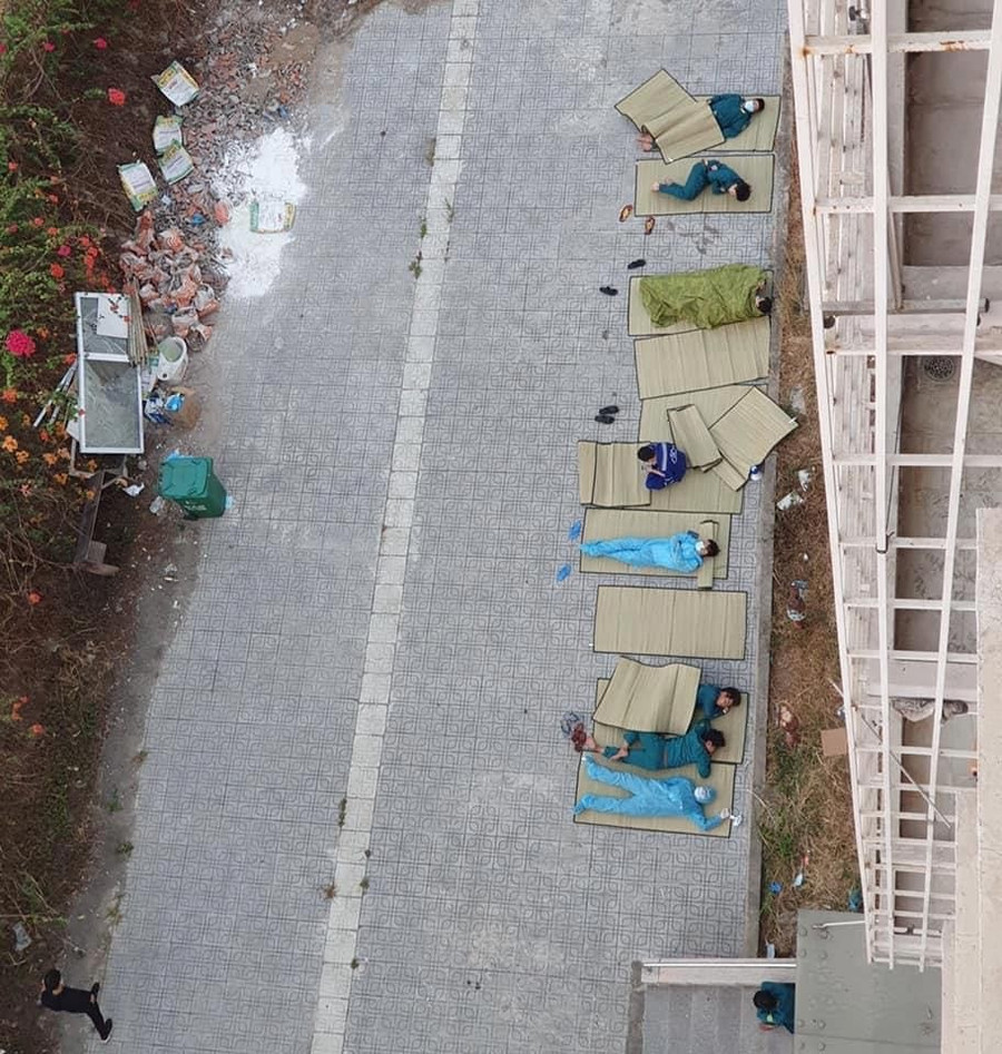 Mọi người làm việc quên thời gian để kịp tiến độ công việc. Đến lúc mệt nhoài chỗ ngả lưng là ngoài sân, khuôn viên của KTX ĐHQG TP.HCM