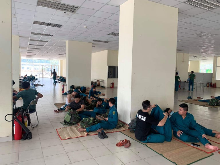 Hoặc tranh thủ ngả lưng nơi hành lang