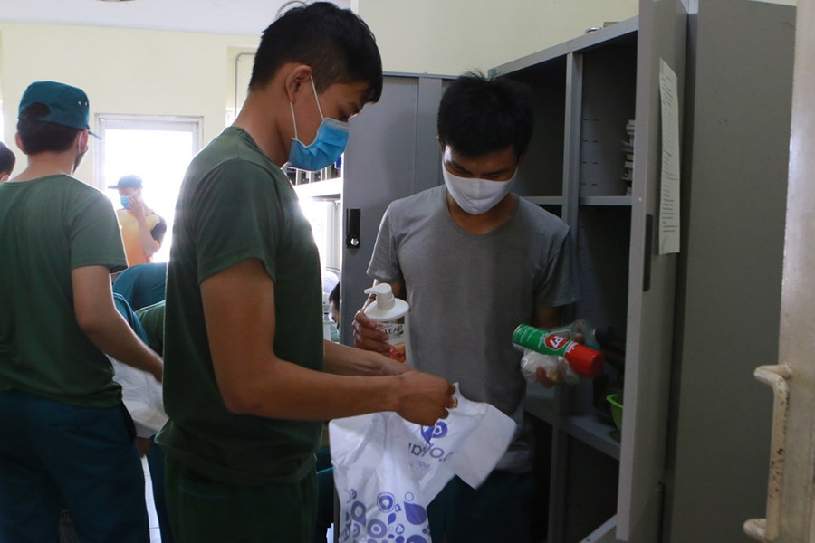 Thu dọn vật dụng, khử khuẩn, khử trùng toàn khu KTX trước khi bàn giao