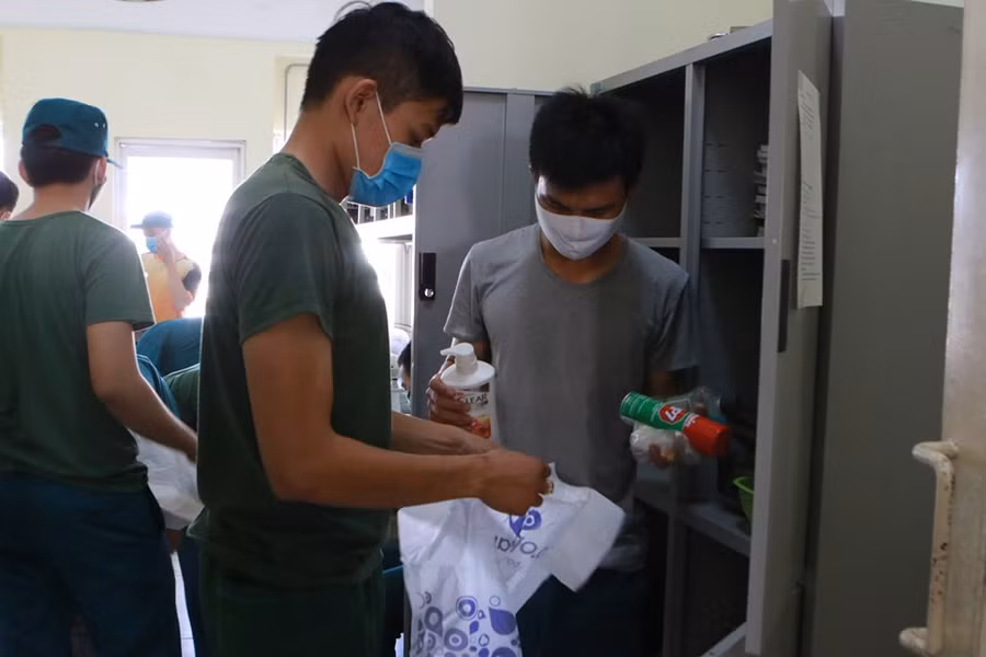 Thu dọn vật dụng, khử khuẩn, khử trùng toàn khu KTX trước khi bàn giao