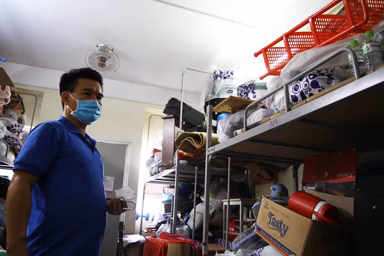 Ban quản lý KTX cũng như các đơn vị thành viên đã phải dốc hết sức thực hiện lệnh di chuyển sinh viên, đồ đạc khẩn cấp ra khỏi KTX để nhường chỗ ở cho những người về từ vùng dịch