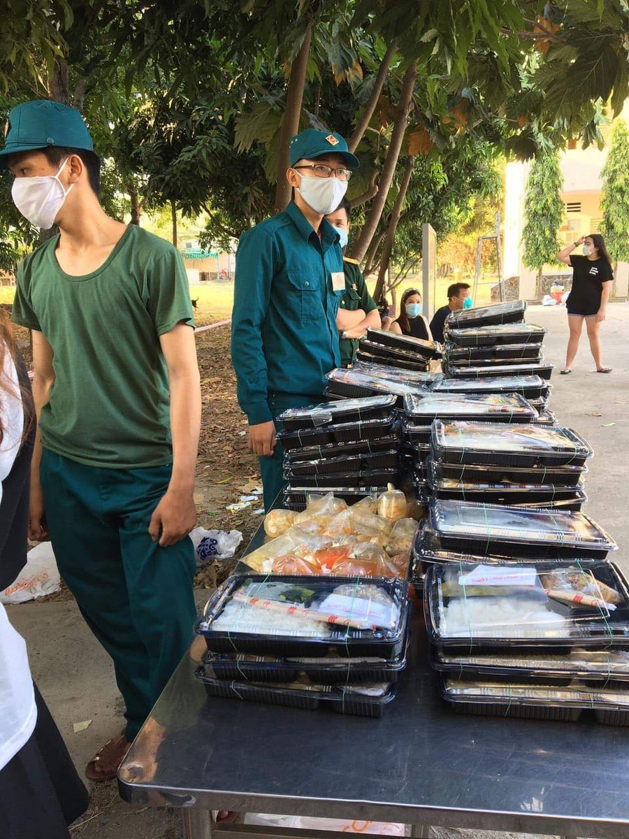 Dân quân thực hiện nhiệm vụ tiếp tế lương thực, thực phẩm hàng ngày cho hàng ngàn người nơi đây