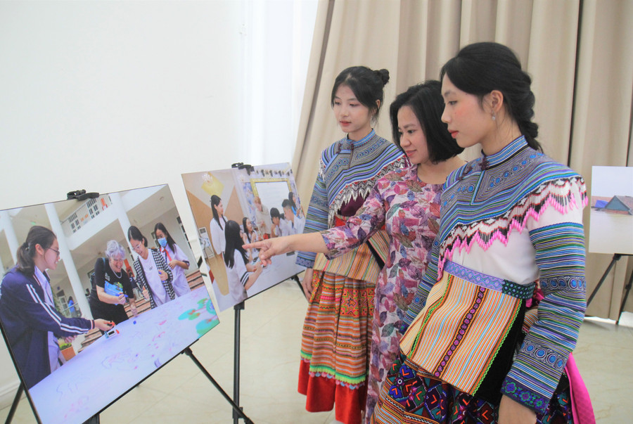 Tham quan không gian trưng bày hoạt động hưởng ứng Lễ phát động.