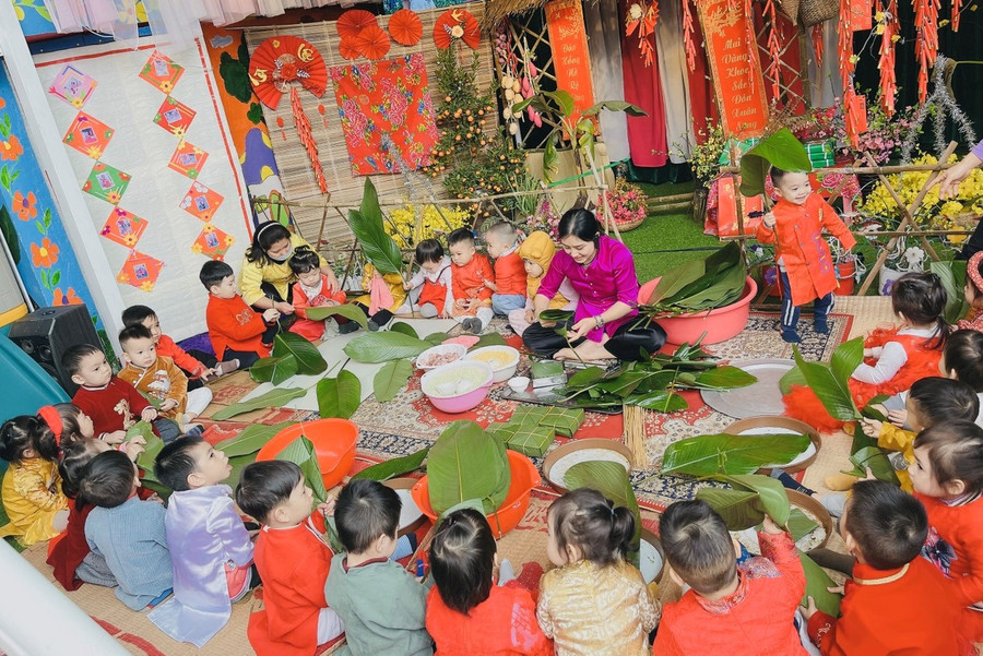 Cô cùng trẻ tham gia hoạt động trải nghiệm gói bánh chưng. Cô cùng trẻ tham gia hoạt động trải nghiệm gói bánh chưng.