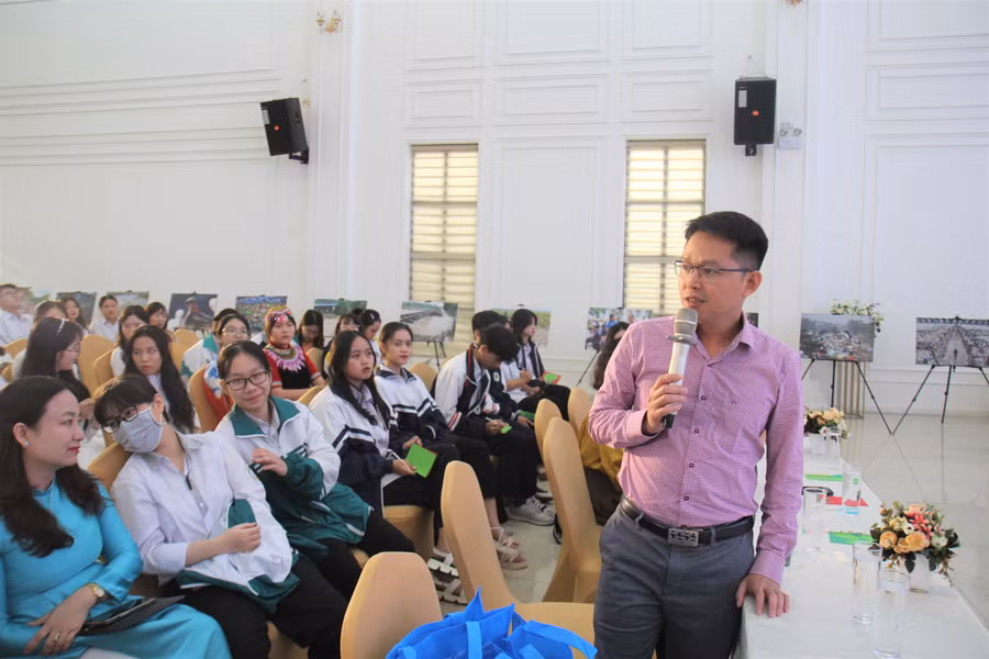 Đại diện Sở Tài nguyên và môi trường tỉnh Lào Cai chia sẻ về vấn đề xử lý rác thải tại Lễ phát động.