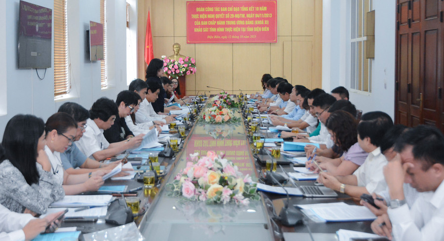 Quang cảnh buổi làm việc.