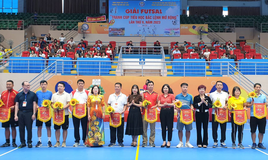 Tặng hoa và cờ lưu niệm cho các đội bóng tham gia giải đấu. Tặng hoa và cờ lưu niệm cho các đội bóng tham gia giải đấu.