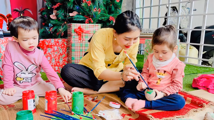Cô Nguyễn Thị Việt Anh cùng trẻ tô tượng.