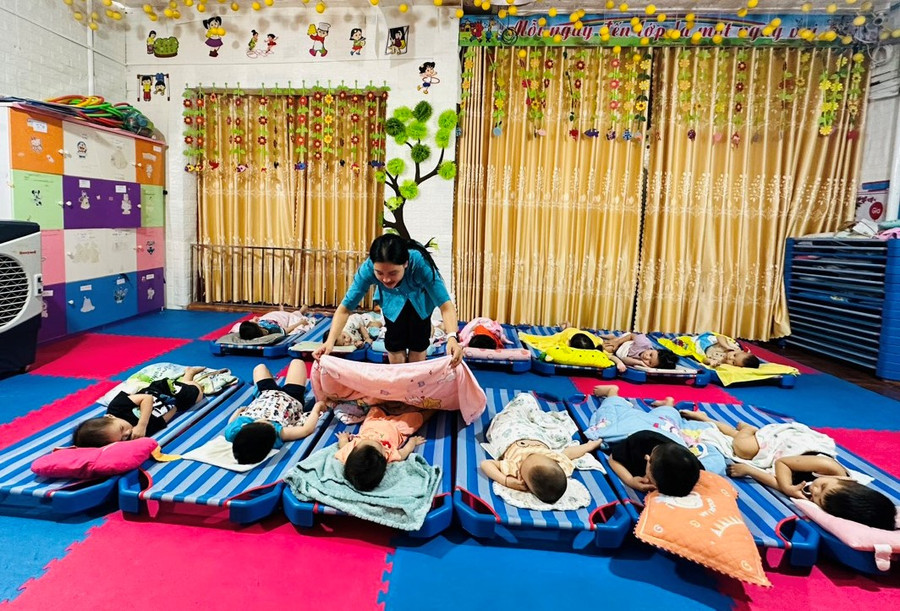 Chất lượng chăm sóc, giáo dục tại Nhóm trẻ luôn được cô Việt Anh chú trọng. Chất lượng chăm sóc, giáo dục tại Nhóm trẻ luôn được cô Việt Anh chú trọng.