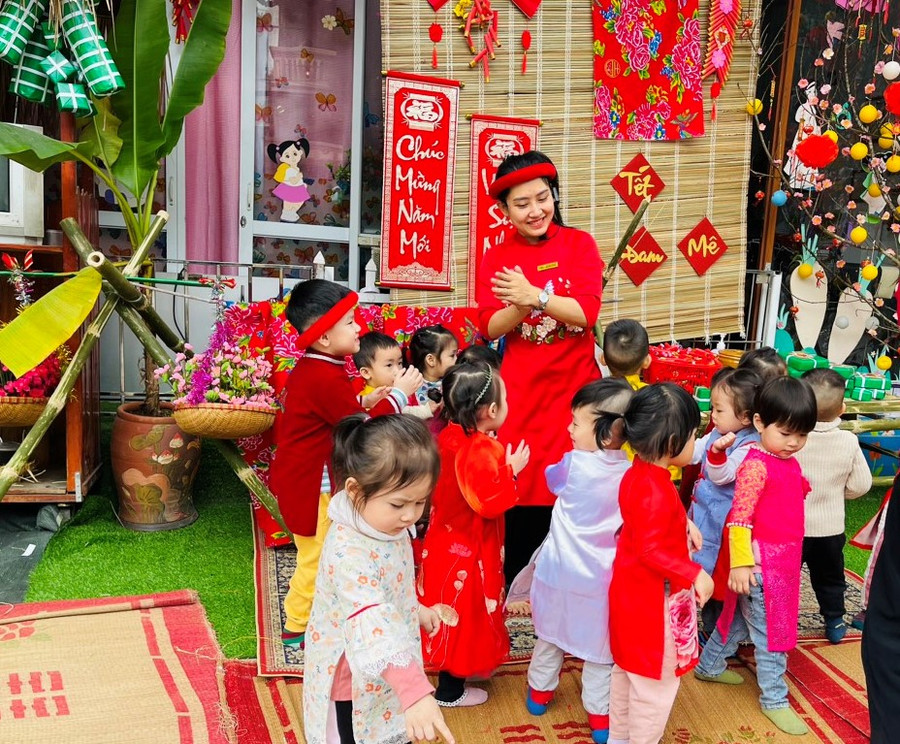 Cô Nguyễn Thị Việt Anh tham gia các hoạt động cùng nhóm trẻ Đam Mê. Cô Nguyễn Thị Việt Anh tham gia các hoạt động cùng nhóm trẻ Đam Mê.