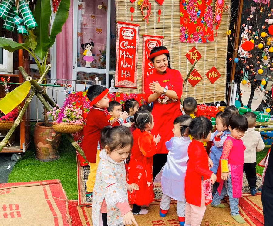 Cô Nguyễn Thị Việt Anh tham gia các hoạt động cùng nhóm trẻ Đam Mê.