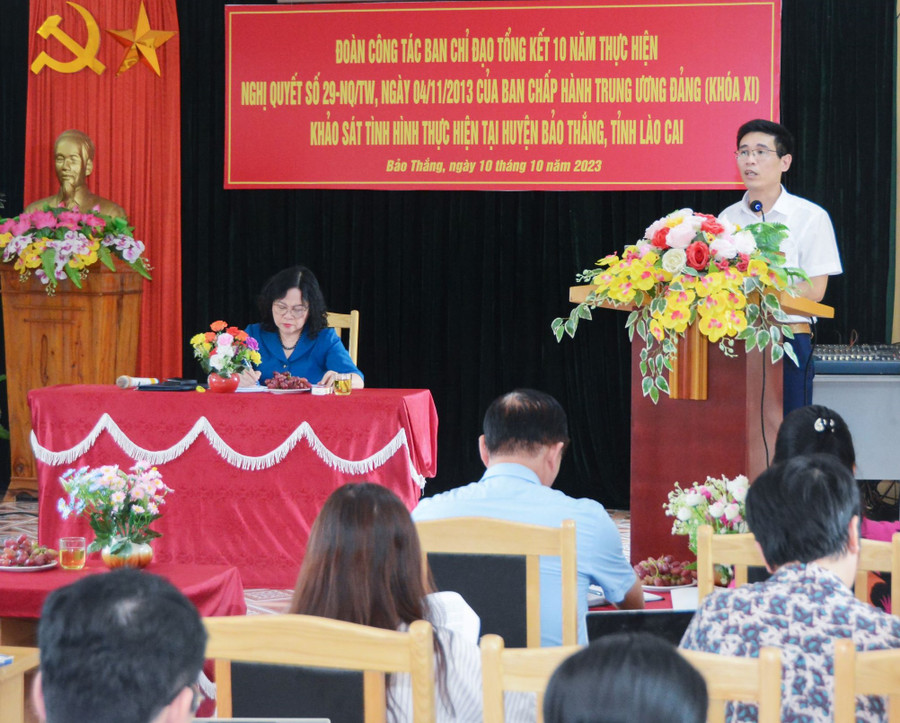 Hiệu trưởng trường PTDTNT THCS - THPT huyện Bảo Thắng báo cáo kết quả thực hiện Nghị quyết 29.