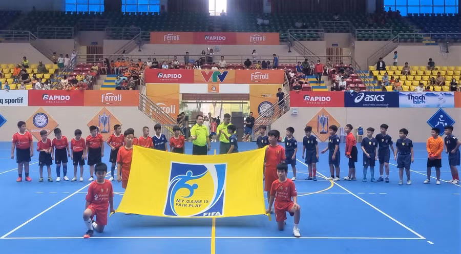 Trận đấu giữa trường Tiểu học Bắc Lệnh 2 và đội bóng trường Tiểu học Tả Phời khai màn giải đấu.