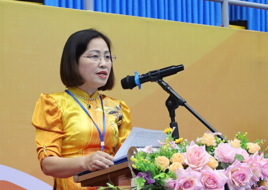 Bà Trần Thị Liên, Hiệu trưởng trường Tiểu học Bắc Lệnh phát biểu khai mạc giải đấu. Bà Trần Thị Liên, Hiệu trưởng trường Tiểu học Bắc Lệnh phát biểu khai mạc giải đấu.