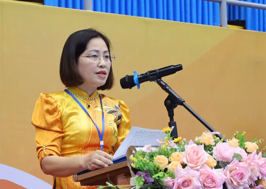 Bà Trần Thị Liên, Hiệu trưởng trường Tiểu học Bắc Lệnh phát biểu khai mạc giải đấu. Bà Trần Thị Liên, Hiệu trưởng trường Tiểu học Bắc Lệnh phát biểu khai mạc giải đấu.