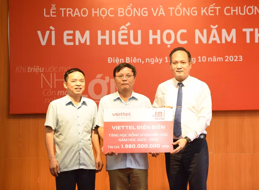 Viettel Điện Biên trao biển tượng trưng học bổng “Vì em hiếu học” cho Sở GD&amp;ĐT Điện Biên.